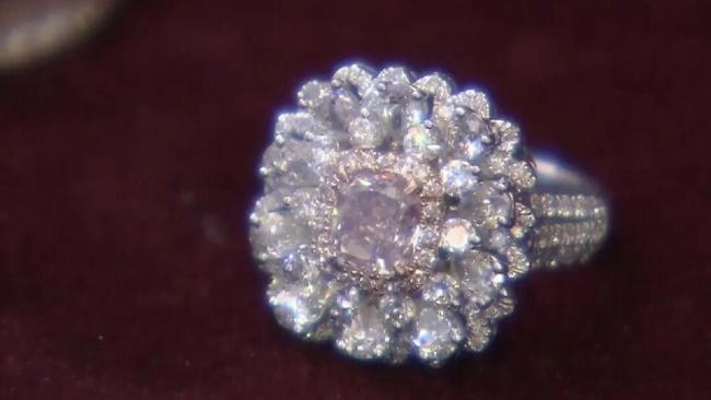 钟点工偷雇主65万彩钻2万卖掉 现实版“寄生虫”上演