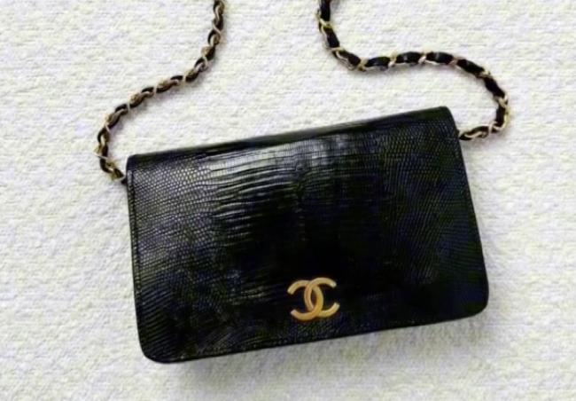 钟点工偷雇主65万彩钻2万卖掉 现实版“寄生虫”上演